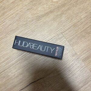 HUDA BEAUTY
Faux Filler Shiny Non-Sticky Lip Gloss